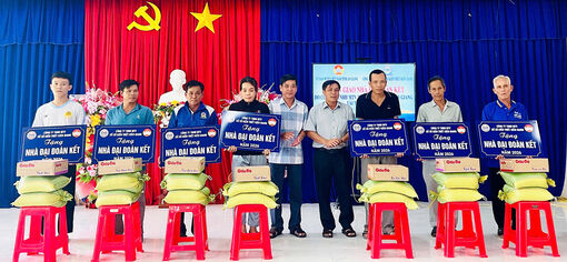 Xã Hòa Lạc bàn giao 7 căn nhà Đại đoàn kết và trao quà cho lực lượng an ninh cơ sở
