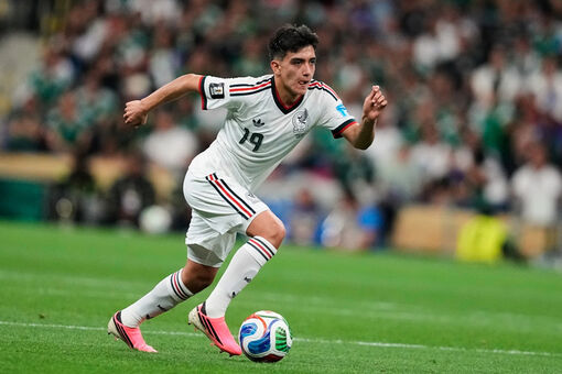 Thần đồng bóng đá Mexico 17 tuổi tốt nghiệp cấp 3 giữa World Cup 2026