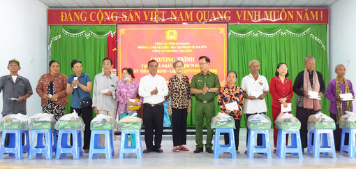 Tặng 50 phần quà cho gia đình chính sách, người có công với cách mạng và hộ nghèo tại phường Chi Lăng