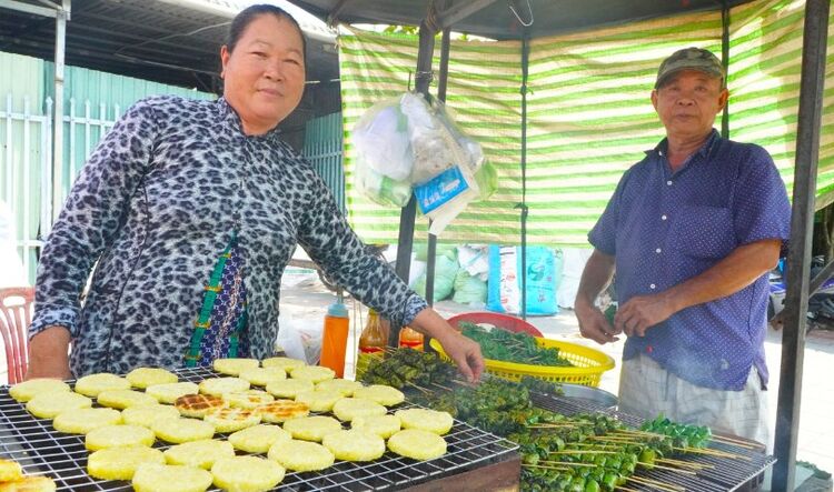 Bò nướng lá cách 32 năm ven quốc lộ: Vợ chồng miền Tây bán giờ "độc"