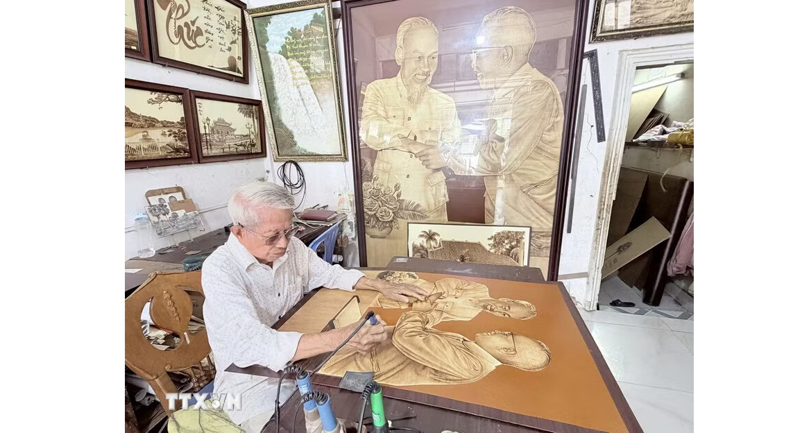 Nghệ nhân hơn 25 năm "thổi hồn" nghệ thuật tranh bút lửa trên lá thốt nốt