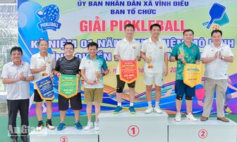 Nhiều vận động viên tham gia giải peckleball do xã Vĩnh Điều tổ chức