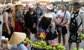 Bình minh trên những phiên chợ vùng biên An Giang