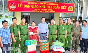 Công an xã Vĩnh Phong hỗ trợ xây nhà Đại đoàn kết cho hộ nghèo