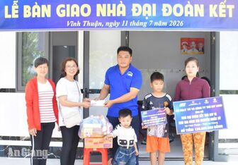 Trao nhà Đại đoàn kết cho hộ bị hỏa hoạn ở xã Vĩnh Thuận