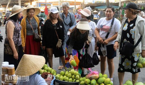 Bình minh trên những phiên chợ vùng biên An Giang