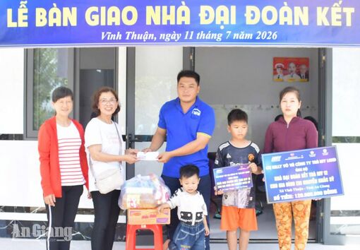 Trao nhà Đại đoàn kết cho hộ bị hỏa hoạn ở xã Vĩnh Thuận