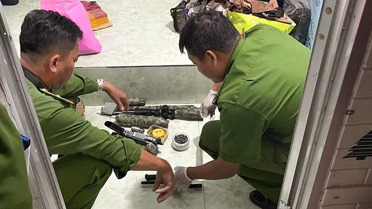 Vĩnh Long: Bắt 2 đối tượng mua bán, tàng trữ và sử dụng vũ khí, vật liệu nổ
