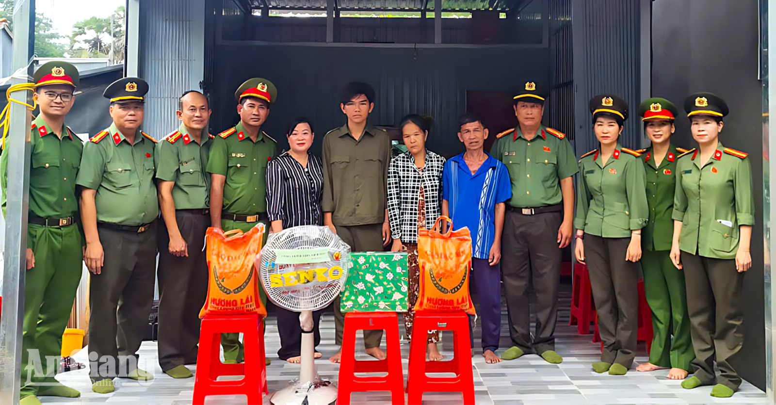 Công an tỉnh An Giang trao nhà Đại đoàn kết tại phường Thới Sơn