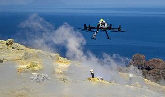 Drone và tia laser "đọc hơi thở" núi lửa trước khi phun