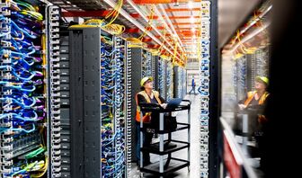 Microsoft, Google, Amazon thải 119 triệu tấn CO₂ vì đua AI3