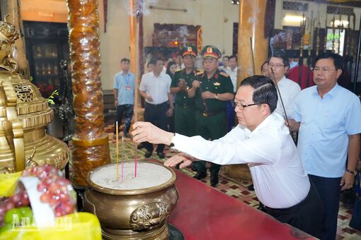 Phó Thủ tướng Hồ Quốc Dũng dâng hương tri ân Anh hùng dân tộc Nguyễn Trung Trực và các anh hùng liệt sĩ tại An Giang