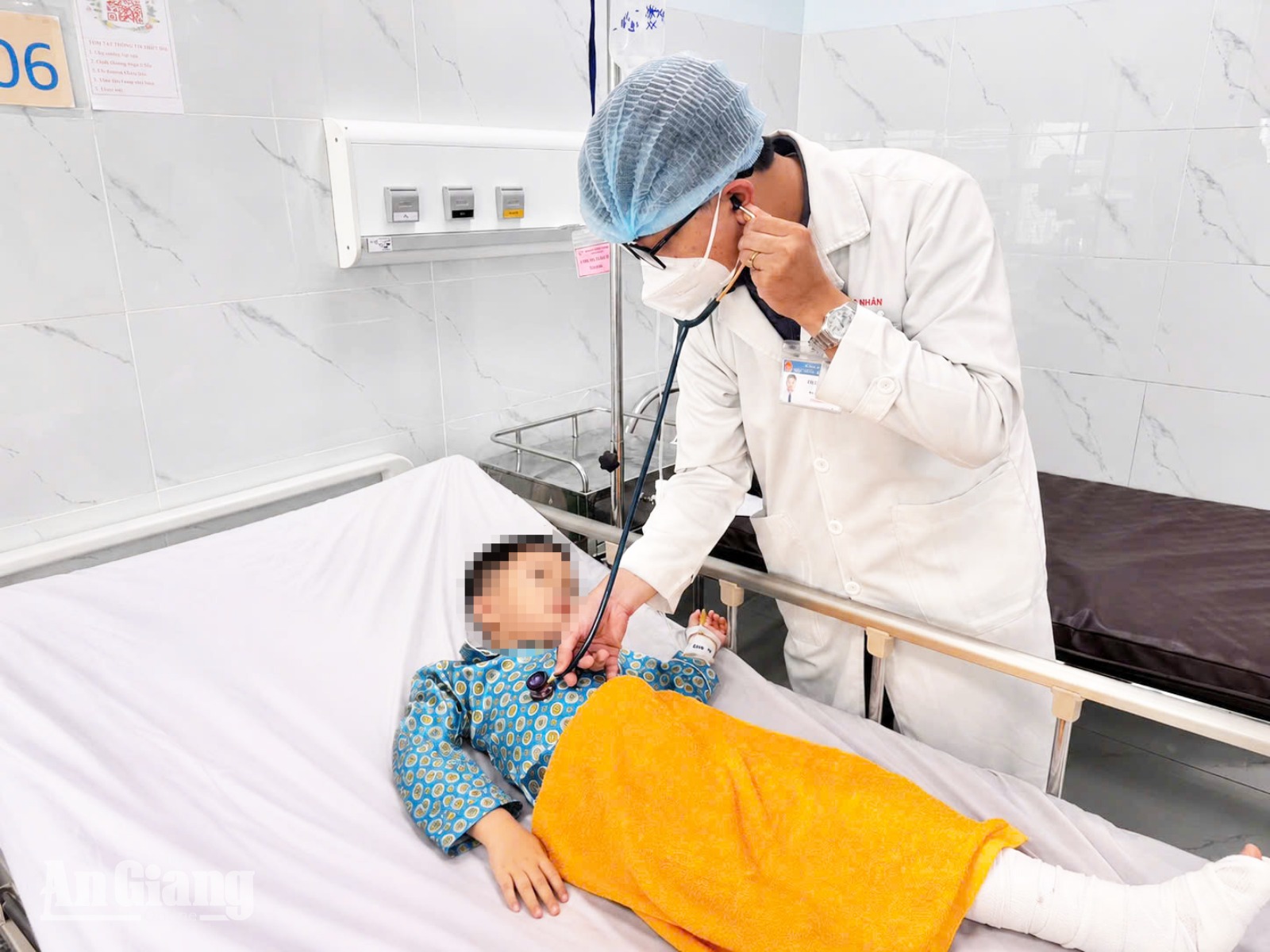 Cứu sống bé trai 45 tháng tuổi bị chấn thương lách do tai nạn giao thông