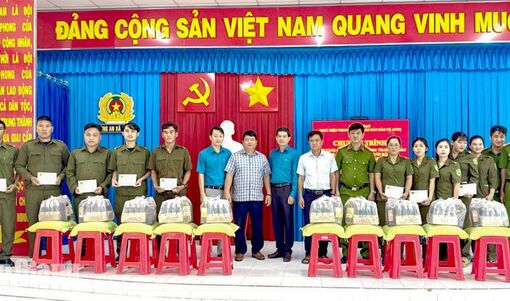 Xã Ô Lâm trao 100 phần quà cho hộ nghèo, lực lượng giữ gìn an ninh trật tự