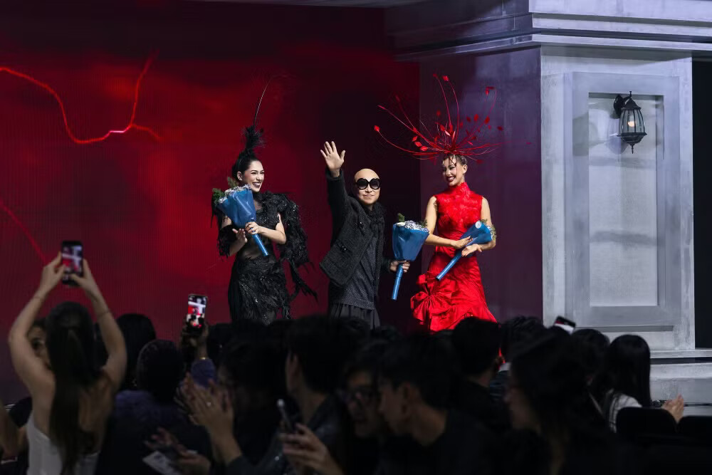 Dấu ấn haute couture từ Singapore trên sàn diễn thời trang Việt Nam