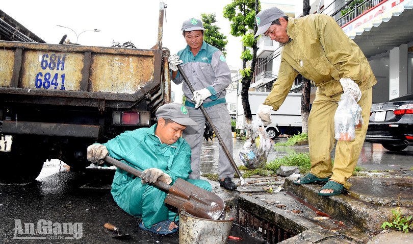 Người làm sạch phố ngày mưa