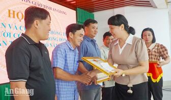Hơn 60 người có uy tín trong đồng bào dân tộc thiểu số An Giang được bồi dưỡng kỹ năng chuyển đổi số