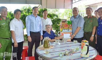Thăm, tặng quà người có công tiêu biểu tại hai xã Bình Sơn và Bình Giang