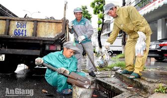 Người làm sạch phố ngày mưa