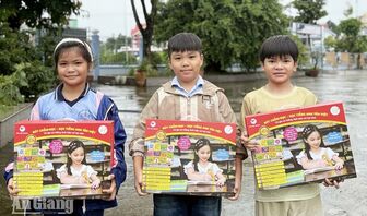 An Giang trao 100 bộ bút chấm đọc tiếng Anh cho con công nhân khó khăn