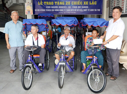 Trao 20 xe lắc cho người khuyết tật