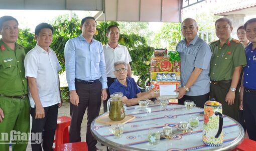Thăm, tặng quà người có công tiêu biểu tại hai xã Bình Sơn và Bình Giang