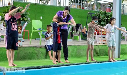 Hơn 120 học sinh ở Tịnh Biên học bơi miễn phí trong dịp hè