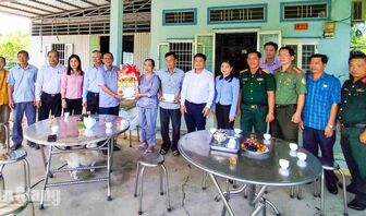 Thường trực HĐND tỉnh An thăm 4 gia đình người có công với cách mạng tiêu biểu ở xã Vĩnh Phong, Vĩnh Thuận