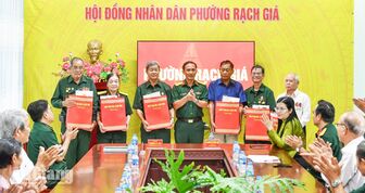 Trao 26 suất quà cho gia đình chính sách, người có công tại phường Rạch Giá