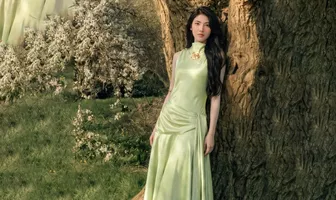 Váy lụa satin và bí quyết phối đồ thu thanh lịch, sang trọng