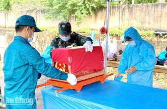 Lấy mẫu hài cốt liệt sĩ phục vụ giám định ADN tại Nghĩa trang Liệt sĩ Tri Tôn