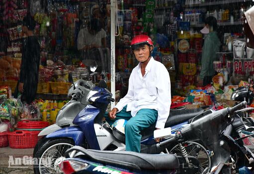 Chờ khách bên đường