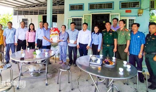 Thường trực HĐND tỉnh An thăm 4 gia đình người có công với cách mạng tiêu biểu ở xã Vĩnh Phong, Vĩnh Thuận