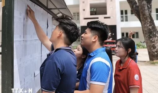 Thí sinh nộp lệ phí xét tuyển đại học theo hình thức trực tuyến