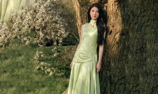 Váy lụa satin và bí quyết phối đồ thu thanh lịch, sang trọng