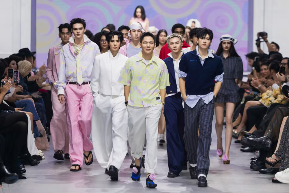 Thương hiệu thời trang Thái Lan tái hiện 2 trạng thái đối lập trên sàn runway Việt