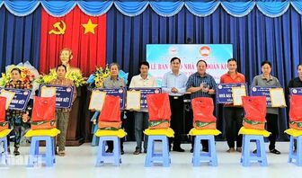 Trao 7 nhà đại đoàn kết cho hộ nghèo xã Bình Hòa