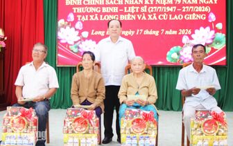 Phó Chủ tịch Thường trực UBND tỉnh An Giang thăm người có công tiêu biểu