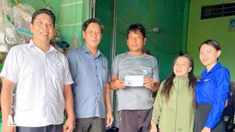 Tiên Hải trao 21 phần quà cho người dân có hoàn cảnh khó khăn