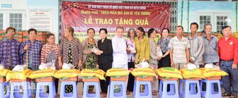 Trao 800 phần quà cho hộ khó khăn ở xã Kiên Lương