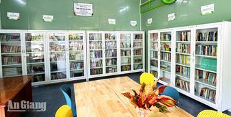 Trao tặng Thư viện xanh và nhà vệ sinh cho học sinh xã Ô Lâm
