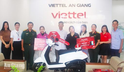 Viettel An Giang trao thưởng đợt 1 chương trình “Đăng ký 5G - Nhận xe bất ngờ”