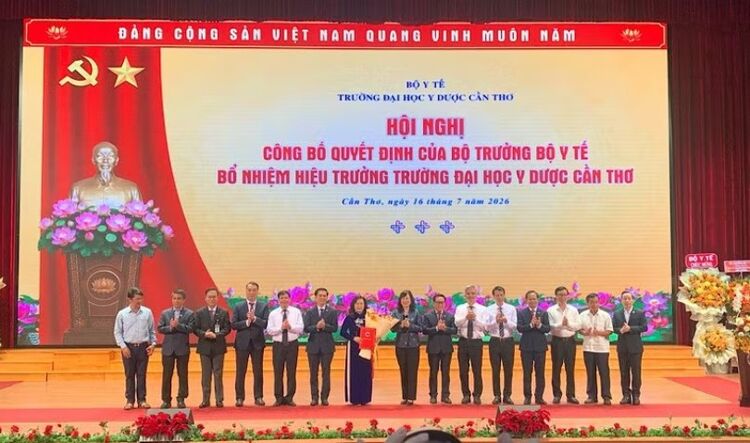 Công bố quyết định bổ nhiệm nữ Hiệu trưởng Trường đại học Y Dược Cần Thơ