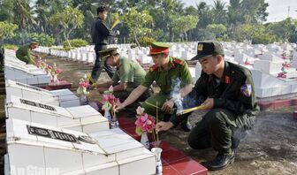 Viettel An Giang thắp hương, thay mới hoa gần 5.000 phần mộ liệt sĩ