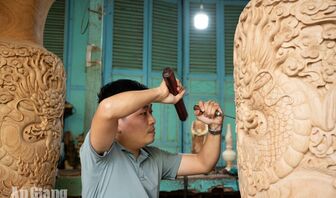 Chạm khắc gỗ Chợ Thủ: Giữ lửa nghề xưa