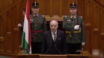Tổng thống Hungary chấp nhận ký sửa đổi Hiến pháp