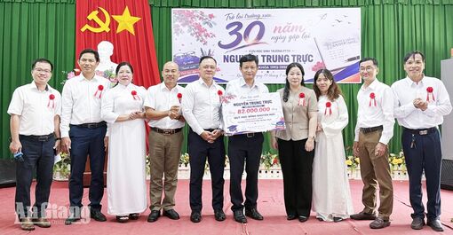Cựu học sinh Trường THPT Nguyễn Trung Trực đóng góp 82 triệu đồng cho Quỹ khuyến học