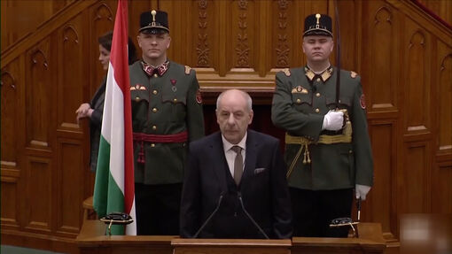 Tổng thống Hungary chấp nhận ký sửa đổi Hiến pháp