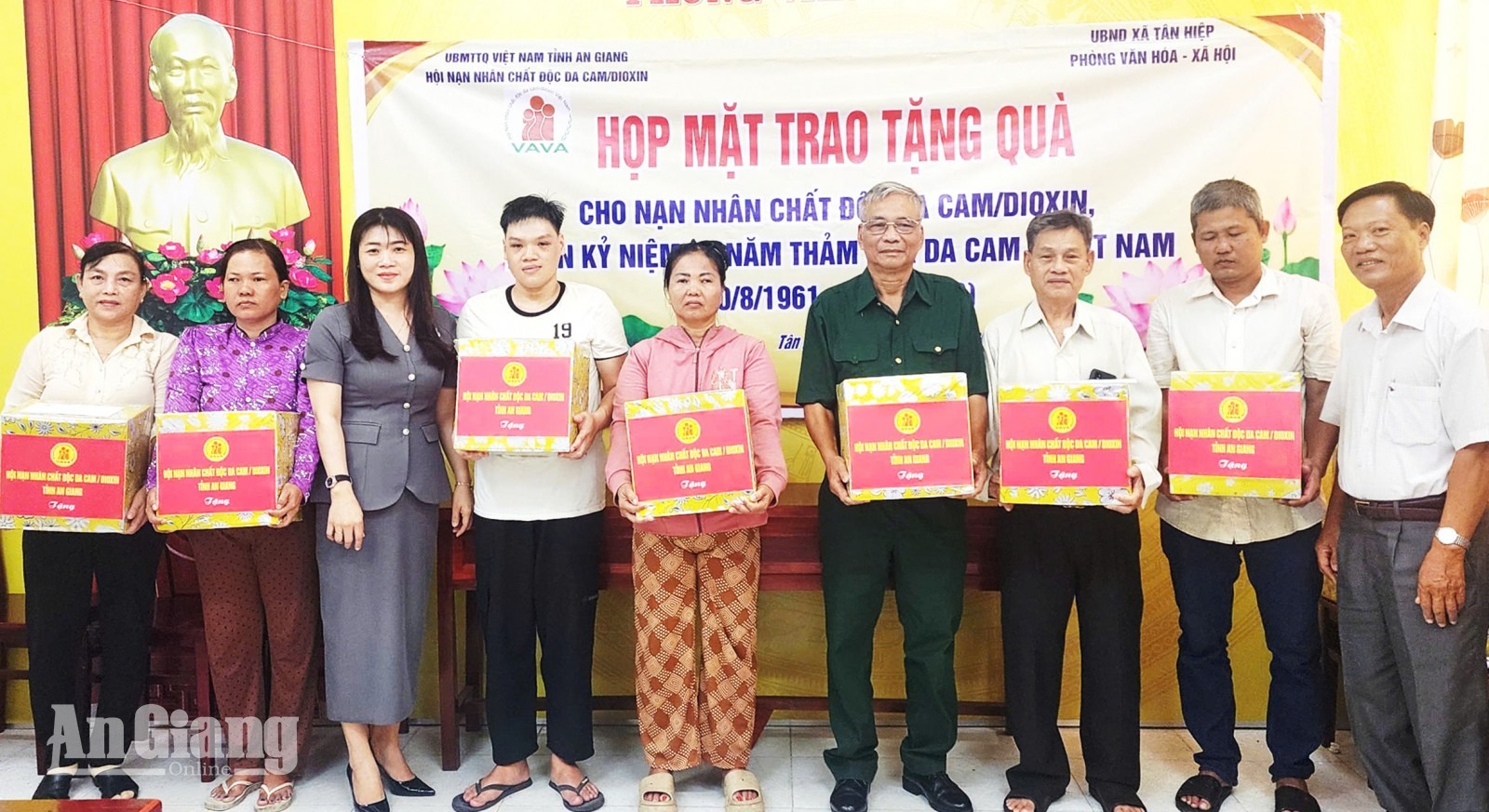Trao 31 phần quà cho nạn nhân chất độc da cam ở xã Tân Hiệp