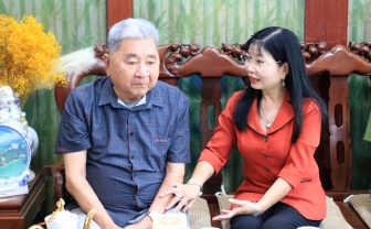 Đồng chí Trần Thị Thanh Hương thăm gia đình người có công tại phường Long Xuyên